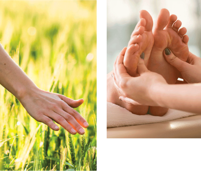 main passant dans un champ et massage des pieds